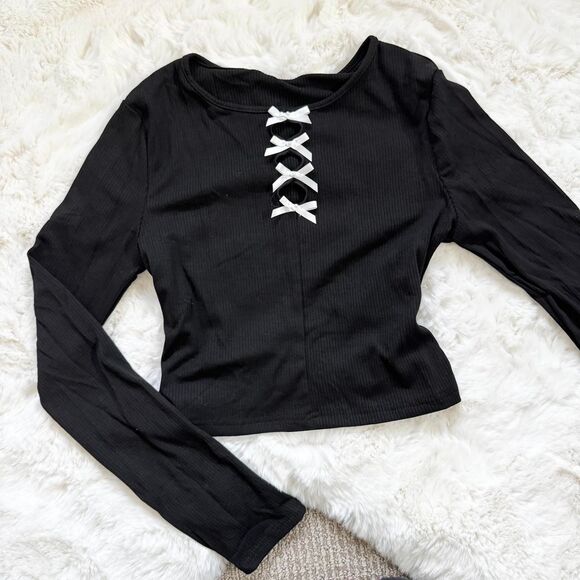 Dazy Black long sleeve keyhole cut-out pearl bows top - Picture 2 of 4